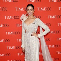 Gaun ivory membuat penampilan bintang film Padmavaat ini seperti pengantin karena aksen tiga dimensi dan bordiran, lengkap dengan train yang disampirkan di belakang bahu. Penampilannya ini memukau saat menghadiri Gala Dinner perayaan 100 Orang Paling Berpengaruh di dunia pada 2018, versi majalah Time, di New York City. Foto: Getty Images