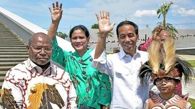 Senyum Jokowi saat Resmikan Markas Avengers