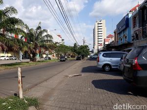 Dor! Polisi Tembak dan Kepung Sebuah Mobil di Solo Baru