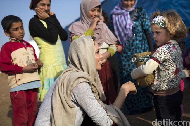 Kepedulian Angelina Jolie terhadap kemanusiaan dan toleransi membuatnya dikagumi banyak orang. Ia tak segan memakai pashmina yang menutupi kepalanya saat bertemu pengungsi yang beragama Islam.  Foto: Getty Images