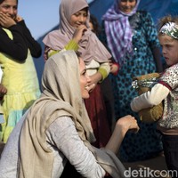 Kepedulian Angelina Jolie terhadap kemanusiaan dan toleransi membuatnya dikagumi banyak orang. Ia tak segan memakai pashmina yang menutupi kepalanya saat bertemu pengungsi yang beragama Islam.  Foto: Getty Images