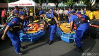 Selain pasukan, beberapa peralatan untuk tanggap banjir dipamerkan. Mobil-mobil pengangkut perahu karet diparkirkan di belakang pasukan. Ada juga ambulan dan beberapa mobil taktis.