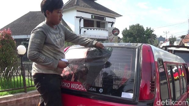 Tim Pemenangan Copot Banner Jokowi yang Ditempel di Angkot Purwakarta