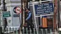 Api kini sudah berhasil dipadamkan. Belum diketahui penyebab, ruangan tersebut terbakar.