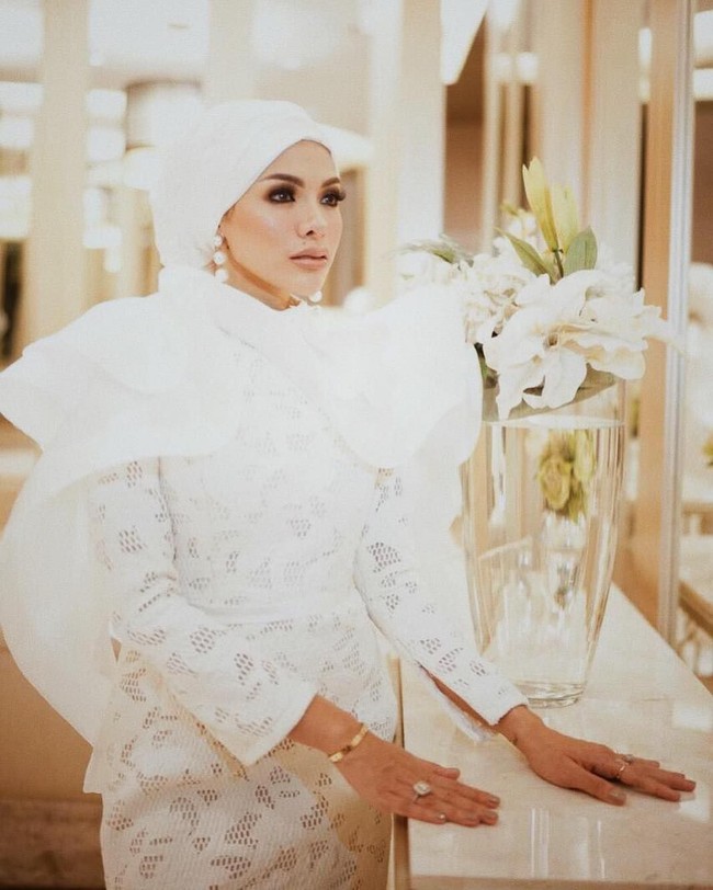 Saat menghadiri sebuah acara di Kebon Jeruk, ia tampil spesial menggunakan evening dress dari Melta Tan. Ia kembali memakai turban untuk acara itu. Foto: Instagram/NikitaMirzaniMawardi_17