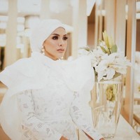 Saat menghadiri sebuah acara di Kebon Jeruk, ia tampil spesial menggunakan evening dress dari Melta Tan. Ia kembali memakai turban untuk acara itu. Foto: Instagram/NikitaMirzaniMawardi_17