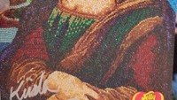 Bahkan lukisan Mona Lisa milik Leonardo da Vinci juga bisa dibuat dari susunan permen manis. Oh ya, karena terbuat dari permen, lukisannya memiliki aroma manis permen. Foto: Instagram kristen_cumings