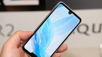 Semoga saja Sharp tak menambah jumlah notch pada penerus ponsel ini nantinya. Foto: Android Community