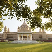 Seperti dikutip dari eBag Fashion, pernikahan keduanya akan dilangsungkan bak keluarga kerajaan. Pasangan beda usia 10 tahun ini disebut akan menikah di Taj Umaid Bhawan Palace, Jodhpur, India. Foto: Getty Images
