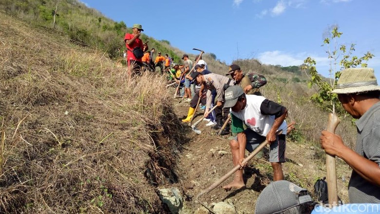 Minimalisir Longsor di Trenggalek, Warga Tutup Retakan Tanah Minimalisir Longsor di Trenggalek, Warga Tutup Retakan Tanah
