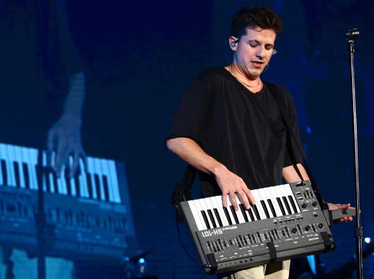 Aksi Penuh Pesona Charlie Puth Konser di Jakarta