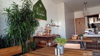  Di rooftop lantai 5, ada Atap Rumah Cafe yang juga asyik buat nongkrong. Di sini kamu bisa memesan aneka makanan yang enak. (Wahyu/detikTravel)