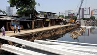 Sejumlah pohon juga telah dipangkas untuk mempercepat proses pembangunan turap tersebut.