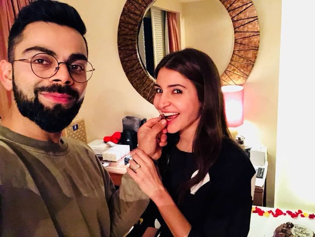 Bintang film PK, Anushka Sharma dinikahi atlet cricket, Virat Kohli, di Italia pada 11 Desember 2017. Cincin pernikahannya yang berhiaskan berlian dan karya desainer Austria diperkirakan seharga Rs 1 crore atau sekitar Rp 2 miliar. Foto: Instagram