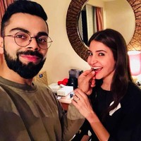 Bintang film PK, Anushka Sharma dinikahi atlet cricket, Virat Kohli, di Italia pada 11 Desember 2017. Cincin pernikahannya yang berhiaskan berlian dan karya desainer Austria diperkirakan seharga Rs 1 crore atau sekitar Rp 2 miliar. Foto: Instagram
