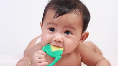 5 Minyak Esensial Pilihan untuk Bayi Tumbuh Gigi 5 Minyak Esensial Pilihan untuk Bayi Tumbuh Gigi