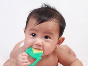 5 Minyak Esensial Pilihan untuk Bayi Tumbuh Gigi