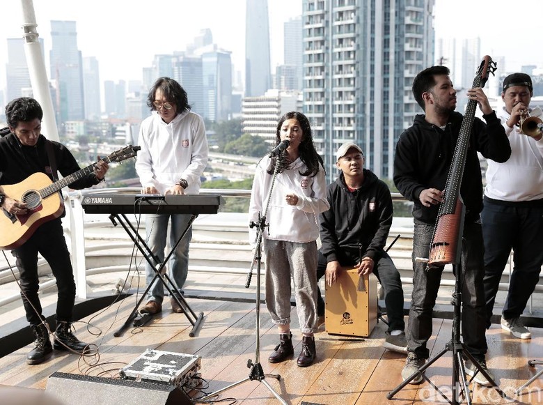 Pesan Persahabatan dalam Sebuah Lagu dari Payung Teduh Pesan Persahabatan dalam Sebuah Lagu dari Payung Teduh