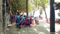 Sepanjang Pantai Kuta, banyak pedagang yang menawarkan berbagai macam dagangan. Baik makanan ataupun suvenir (Aditya/detikTravel)