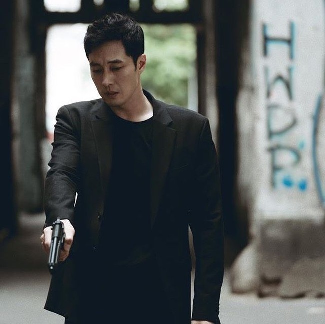 Berperan sebagai Kim Bon dari mantan agen rahasia NIS (FBI Korea) penampilan So Ji Sub di Terius Behind Me ini pun terlihat gagah dan kharismatik. Foto: Instagram @mbcdrama_now