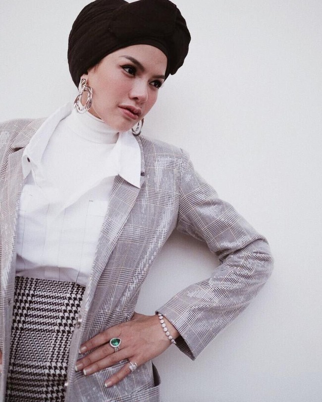 Belum lama berhijab, Nikita Mirzani sudah dikabarkan ingin lepas jilbab. Isu ini merebak setelah Nikita Mirzani upload foto pakai wig di Instagram. Foto: Instagram/NikitaMirzaniMawardi_17