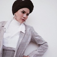 Belum lama berhijab, Nikita Mirzani sudah dikabarkan ingin lepas jilbab. Isu ini merebak setelah Nikita Mirzani upload foto pakai wig di Instagram. Foto: Instagram/NikitaMirzaniMawardi_17