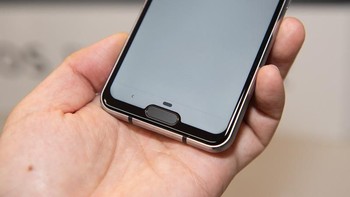 Karena jika itu mereka lakukan, dipastikan mereka melanggar aturan yang sudah ditetapkan oleh Google terkait jumlah notch, yaitu tak boleh lebih dari tiga notch. Foto: Android Community