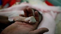 Jumlah korban tewas dalam perang di Yaman itu pun diperkirakan melebihi angka 10.000 jiwa dengan belasan ribu lainnya mengalami luka. Mohamed Al-Sayaghi/Reuters.