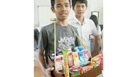 Waduh ternyata Ijal sudah sering bergaya nyeleneh sejak masih sekolah. Lihat saja aksinya ketika bergaya seperti pedagang asongan. Foto: Instagram @mrijalmulyana2