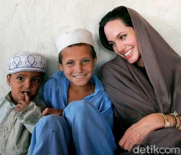 ZAHLE, LEBANON - FEBRUARY 23:  (EDITORIAL USE ONLY) In this handout image provided by United Nations High Commission for Refugees, UNHCR Special Envoy Angelina Jolie meets with young Syrian refugees at an informal tented settlement in Zahle, Bekaa Valley on February 23, 2014 in Zahle, Lebanon. The UNHCR Special Envoy was on a 3 day visit to Lebanon to meet with some of the thousands of refugees who have fled the civil war in Syria. (Photo by Andrew McConnell / UNHCR via Getty Images)