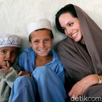 Ia menghormati pengungsi yang kebanyakan beragama Islam dengan memakai baju tertutup. Ia pun memakai pashmina untuk menutupi kepalanya.   Foto: Istimewa