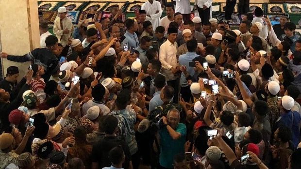 Presiden Jokowi menyapa warga di Masjid Al-Aqsha Merauke, Papua.