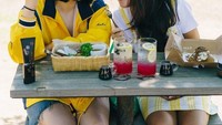 Meski masih berusia 23 tahun, tapi Cella sudah memiliki banyak prestasi terutama dibidang kecantikan. Ia juga sering membintangi iklan produk kecantikan. Ini posenya makan siang bersama Marsha Aruan. Foto: Instagram @cindercella