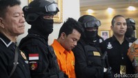 Haris Simamora tega membunuh satu keluarga di Bekasi yang masih memiliki kekerabatan dengannya lantaran karena dendam dan kesal akibat sering dimarahi.