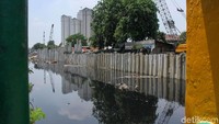 Kali Item di Jalan Dakota Raya, Jakarta Pusat, mulai dibangun turap atau sheetpile, Jumat (16/11/2018).