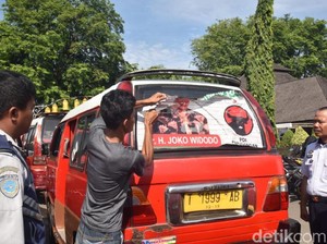 Tim Pemenangan Copot Banner Jokowi yang Ditempel di Angkot Purwakarta