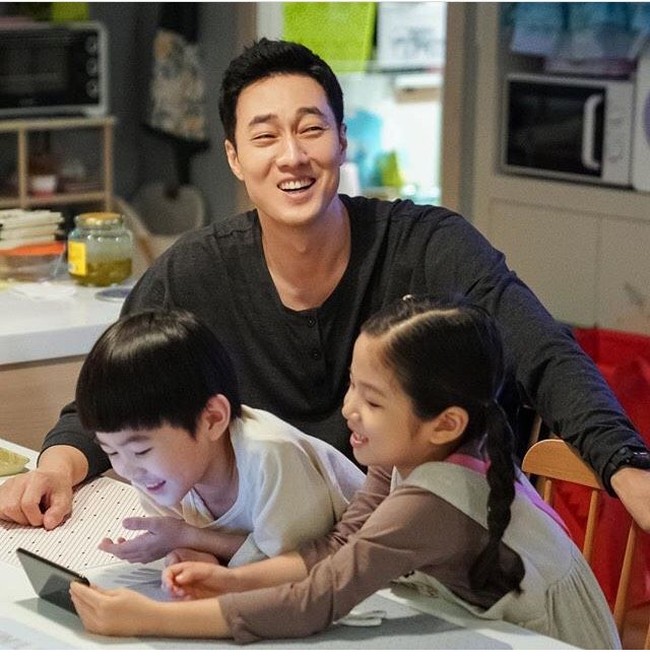 Penampilan So Ji Sub saat menjadi pengasuh dalam drama Terius Behind Me ini juga menuai banyak pujian. Tak sedikit netizen yang ingin mencari suami sepertinya. Foto: Instagram @mbcdrama_now