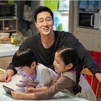 Penampilan So Ji Sub saat menjadi pengasuh dalam drama Terius Behind Me ini juga menuai banyak pujian. Tak sedikit netizen yang ingin mencari suami sepertinya. Foto: Instagram @mbcdrama_now