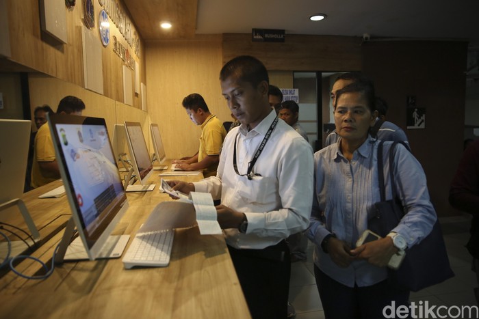 Pemprov DKI Jakarta akan menghapuskan denda pajak kendaraan bermotor dan sanksi administrasi bea balik nama atau pemutihan pajak.