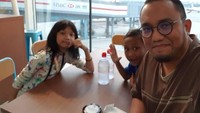 Ini pose Dahnil saat makan di bandara bersama dua buah hatinya. Mereka sedang berada di Hong Kong. Seru ya! Foto: Instagram dahnil_anzar_simanjuntak