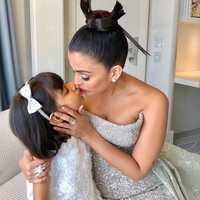 Aktris yang populer di Indonesia lewat film Mohabbatein, Aishwarya Rai, juga memiliki cincin kawin mewah meskipun harganya tak semahal dari lima aktris sebelumnya, termasuk Deepika Padukone. Cincin pernikahan berhiaskan berlian Aishwarya yang merupakan istri dari Abhishek Bachchan itu harganya diperkirakan Rs 50 lakh atau sekitar Rp 1 miliar. Foto: Instagram