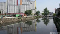 Kali Item yang semula dinilai bau dipasangi waring untuk mengurangi aroma tak sedap.