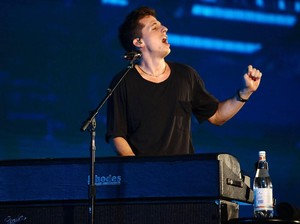 Lirik dan Chord Gitar Lagu One Call Away dari Charlie Puth