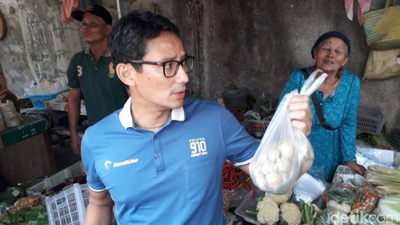 Blusukan di Pasar Stan Sleman, Sandiaga Belanja Jengkol dan Tempe Blusukan di Pasar Stan Sleman, Sandiaga Belanja Jengkol dan Tempe