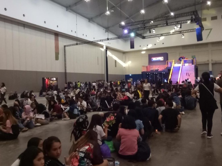 Fans Charlie Puth Masuki Venue, Antrean Mengular di Photo Booth Fans Charlie Puth Masuki Venue, Antrean Mengular di Photo Booth