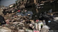 Sampah-sampah rumah tangga memenuhi kali.