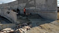 Pembangunannya dibagi dalam beberapa tahap, dimulai pada tahun 2016 berupa pekerjaan pondasi, dan tahap II sejak Juli 2017 lalu. Foto: Dok. Ditjen Cipta Karya Kementerian PUPR