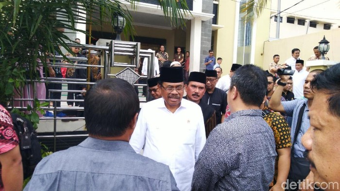 Jaksa Agung Iringi Pemakaman Adiknya Mantan Wabup Jepara