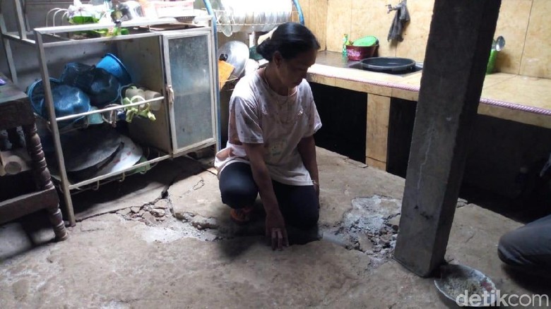 Lantai Rumah Retak, Warga Ponorogo Khawatirkan Longsor Susulan Lantai Rumah Retak, Warga Ponorogo Khawatirkan Longsor Susulan