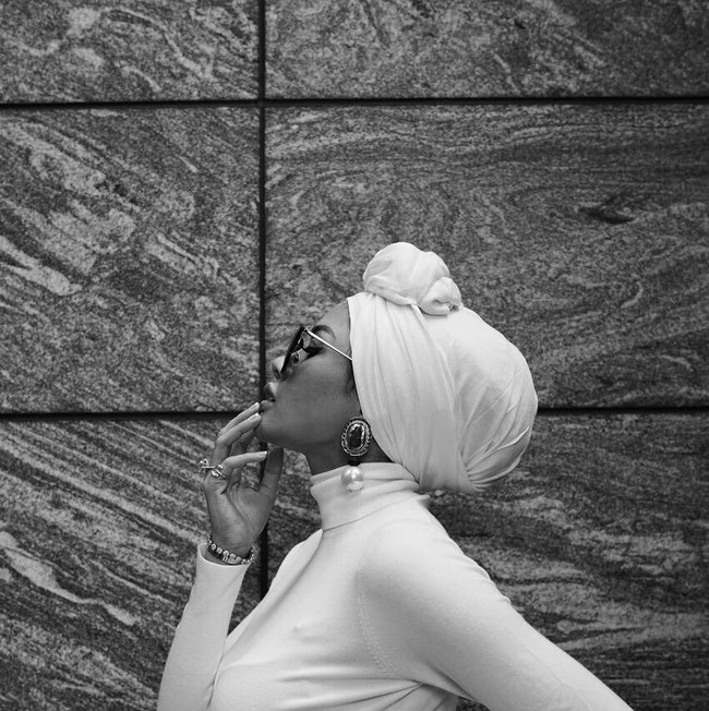 Meski tak lepas hijab, ada yang berbeda dari gaya host acara Pagi-Pagi Pasti Happy ini. Ia tampak lebih sering tampil memakai turban ala street style yang sedang hits. Foto: Instagram/NikitaMirzaniMawardi_17